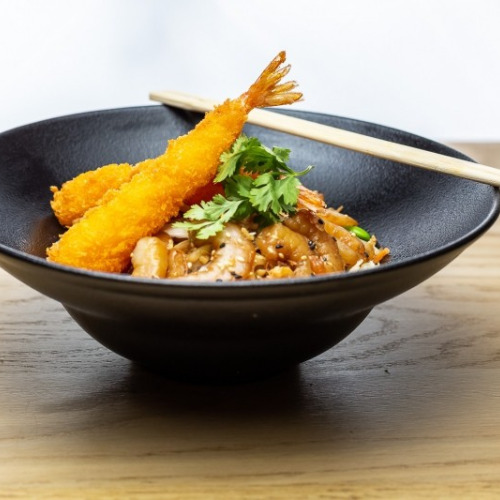 Nouilles assortiment de crevettes légumes sautés